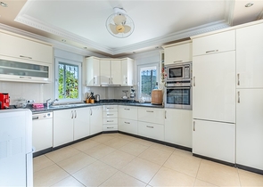 Ideal seaside home: spacious villa with views of the Mediterranean Sea