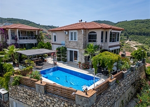 Ideal seaside home: spacious villa with views of the Mediterranean Sea