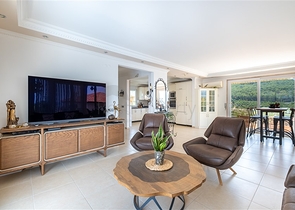 Ideal seaside home: spacious villa with views of the Mediterranean Sea