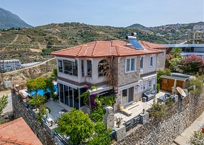 Ideal seaside home: spacious villa with views of the Mediterranean Sea