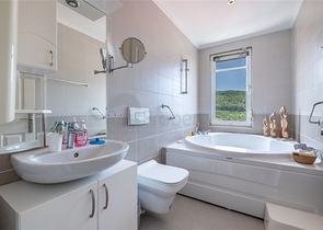 Ideal seaside home: spacious villa with views of the Mediterranean Sea