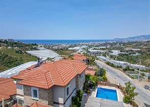 Ideal seaside home: spacious villa with views of the Mediterranean Sea