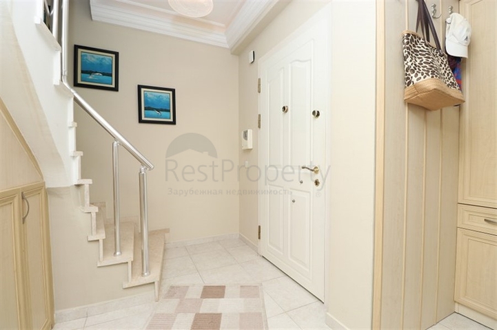 Duplex furnished 3+1 apartment with a spacious terrace in the center of Alanya