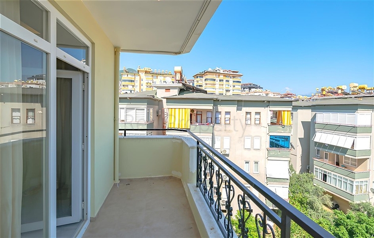 Furnished 2+1 Apartment in Cleopatra, Alanya — 700 m to the Beach