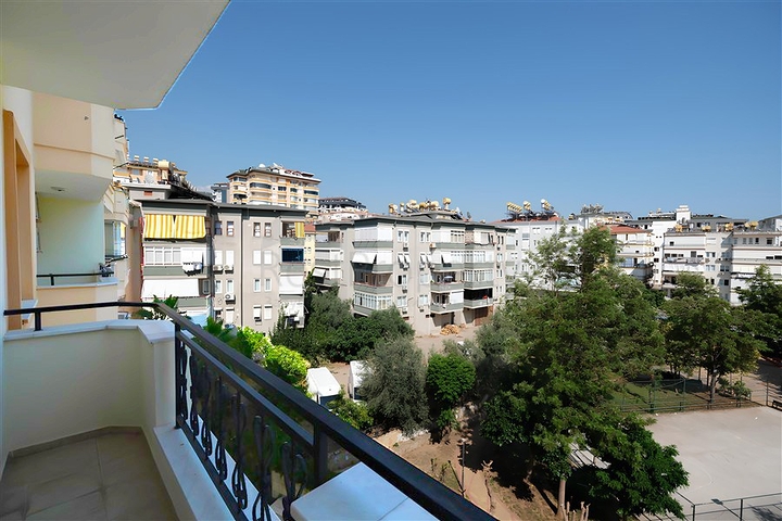 Furnished 2+1 Apartment in Cleopatra, Alanya — 700 m to the Beach