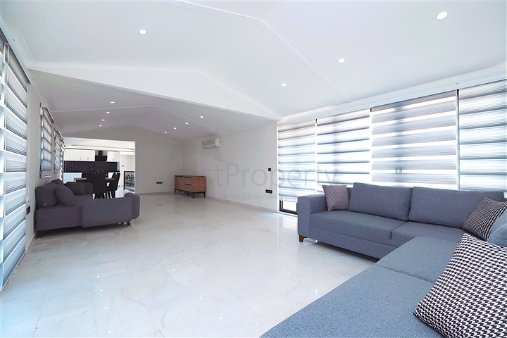 Spacious 3+1 Penthouse in Cleopatra, Alanya — 700 m to the Beach