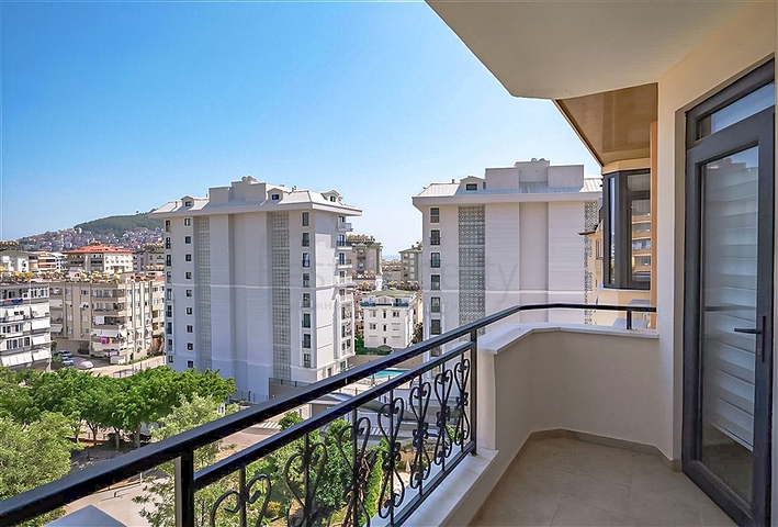 Spacious 3+1 Penthouse in Cleopatra, Alanya — 700 m to the Beach
