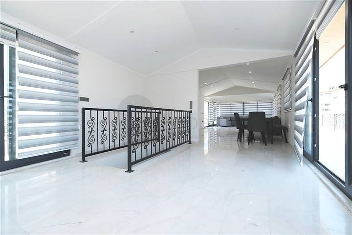 Spacious 3+1 Penthouse in Cleopatra, Alanya — 700 m to the Beach