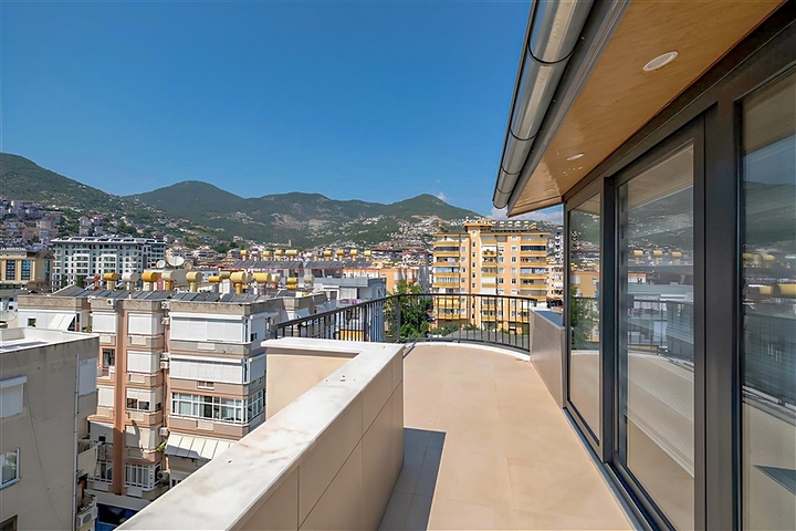 Spacious 3+1 Penthouse in Cleopatra, Alanya — 700 m to the Beach