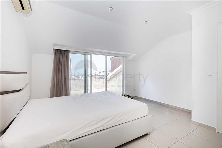 Spacious penthouse with terrace and sea view in a prestigious residential complex