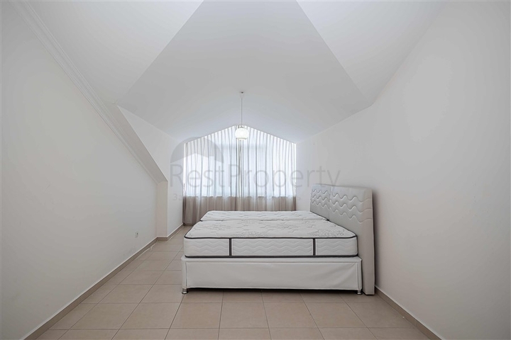 Spacious penthouse with terrace and sea view in a prestigious residential complex