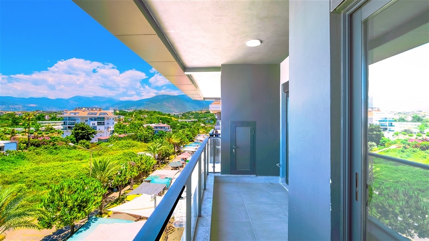 Penthouse by the sea with spacious terraces and panoramic views