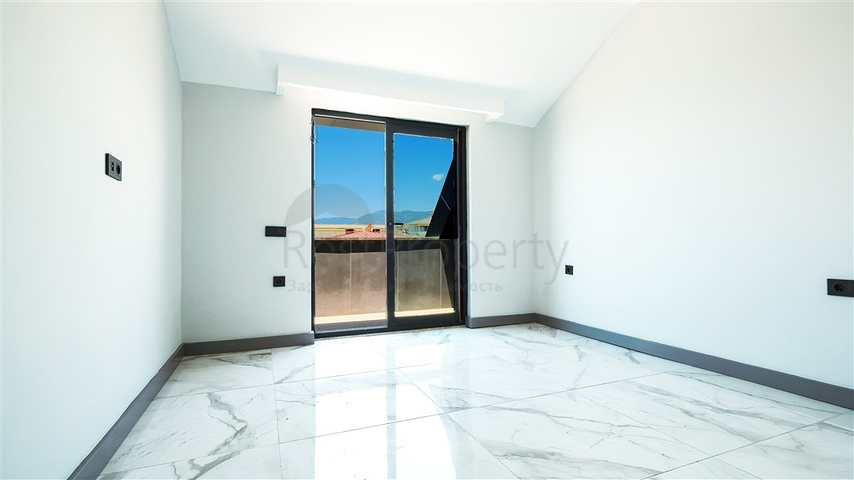 Penthouse by the sea with spacious terraces and panoramic views