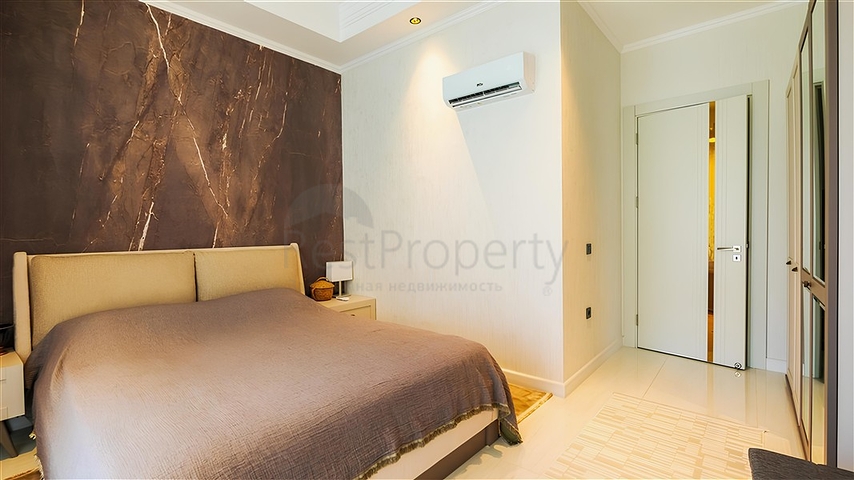 Luxury 3+1 apartment with garden in an elite complex by the sea