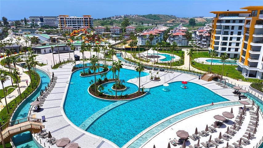 Luxury 3+1 apartment with garden in an elite complex by the sea