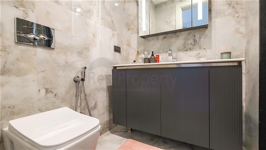 Luxury 3+1 apartment with garden in an elite complex by the sea