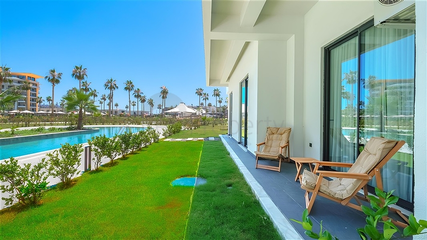 Luxury 3+1 apartment with garden in an elite complex by the sea