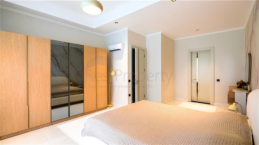 Luxury 3+1 apartment with garden in an elite complex by the sea