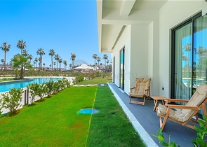 Luxury 3+1 apartment with garden in an elite complex by the sea