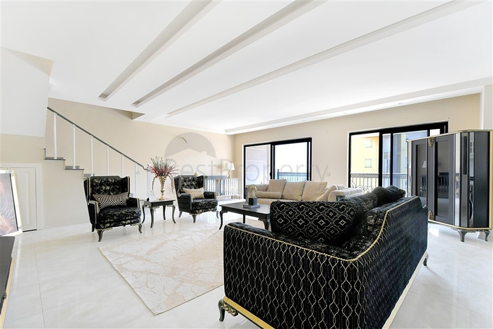 Spacious 3+1 penthouse with sea view just 50 meters from the beach