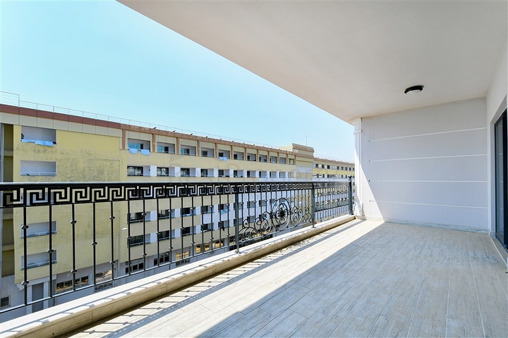 Spacious 3+1 penthouse with sea view just 50 meters from the beach