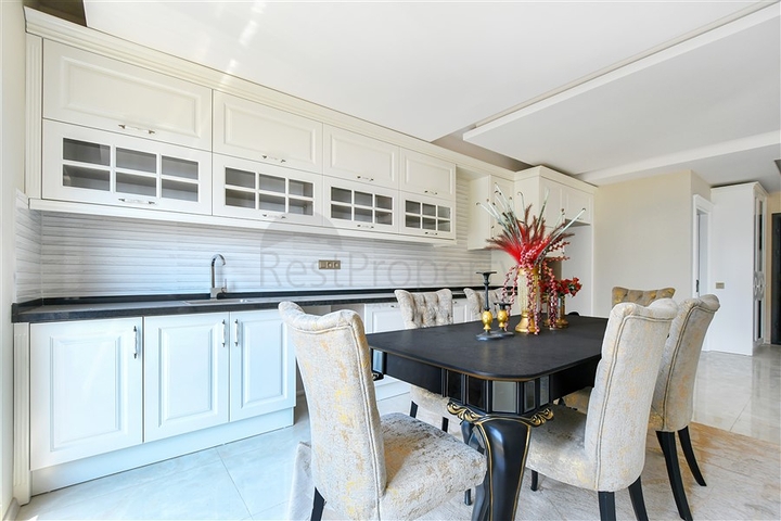 Spacious 3+1 penthouse with sea view just 50 meters from the beach