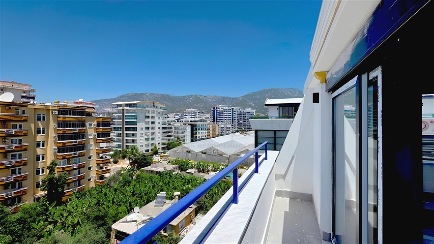 Penthouse by the sea with a spacious terrace in Kargacak area 