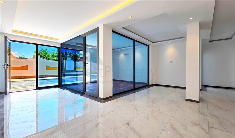 Penthouse by the sea with a spacious terrace in Kargacak area 