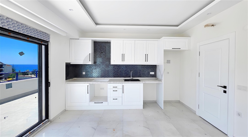 Penthouse by the sea with a spacious terrace in Kargacak area 