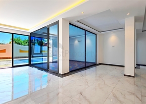 Penthouse by the sea with a spacious terrace in Kargacak area 