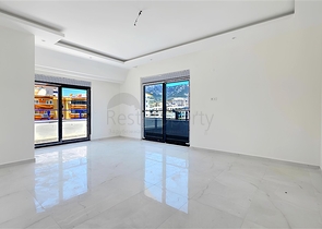 Penthouse by the sea with a spacious terrace in Kargacak area 