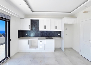 Penthouse by the sea with a spacious terrace in Kargacak area 