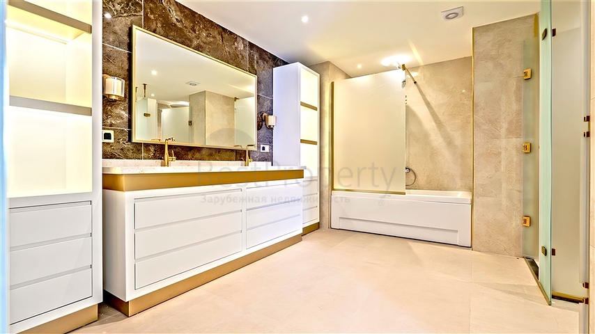 Sea-View 5+1 Apartment in Alanya Center – 325 m², New Complex