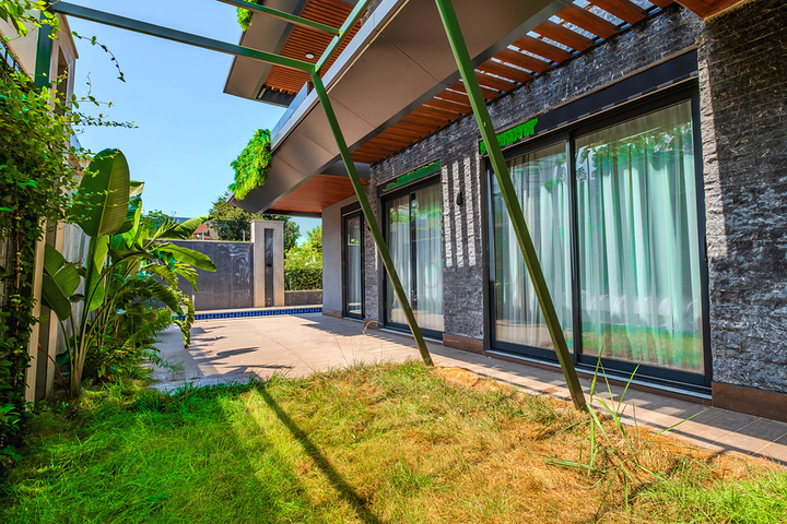 Modern apartment with a garden by the sea in a picturesque area