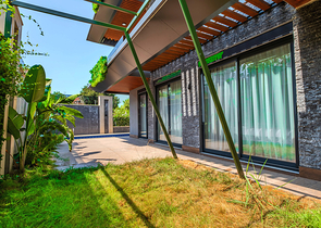 Modern apartment with a garden by the sea in a picturesque area