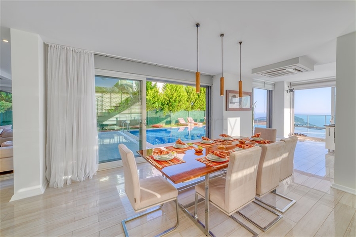 Spacious villa with panoramic sea views in the central part of Alanya