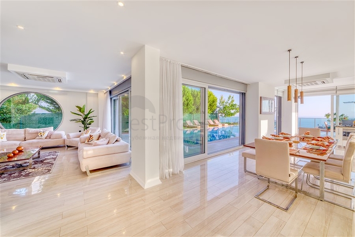 Spacious villa with panoramic sea views in the central part of Alanya