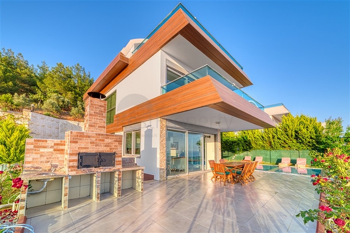 Spacious villa with panoramic sea views in the central part of Alanya