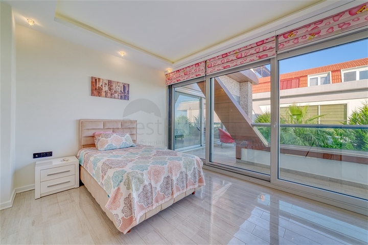 Spacious villa with panoramic sea views in the central part of Alanya