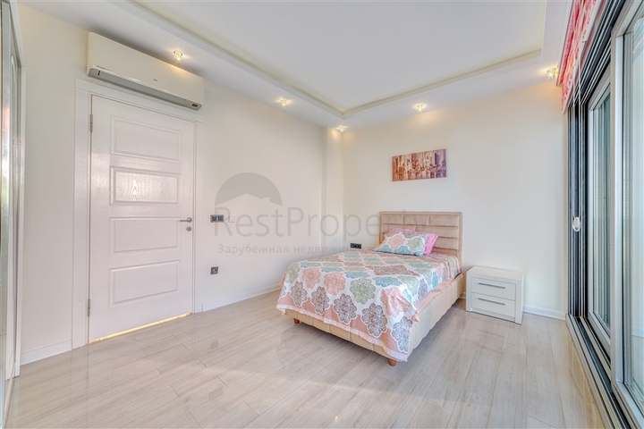 Spacious villa with panoramic sea views in the central part of Alanya