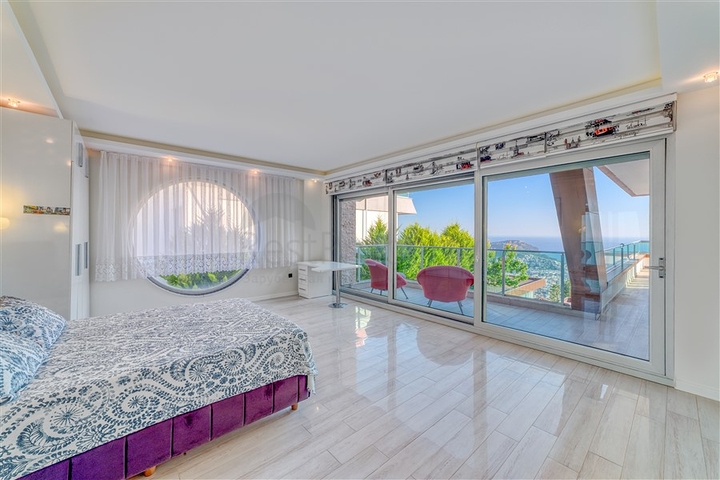 Spacious villa with panoramic sea views in the central part of Alanya