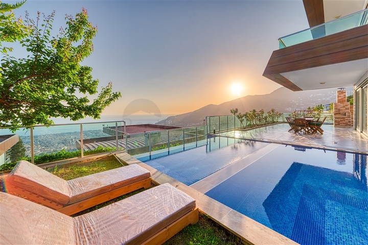 Spacious villa with panoramic sea views in the central part of Alanya