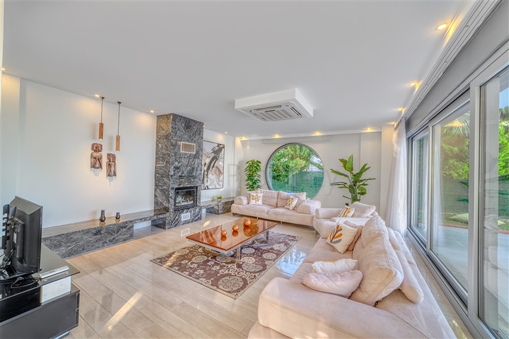 Spacious villa with panoramic sea views in the central part of Alanya