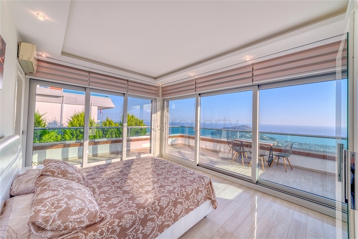 Spacious villa with panoramic sea views in the central part of Alanya