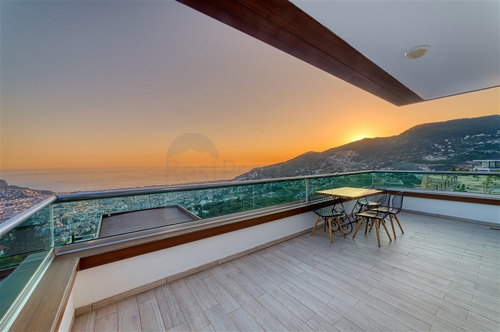 Spacious villa with panoramic sea views in the central part of Alanya