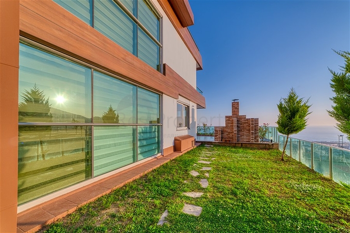 Spacious villa with panoramic sea views in the central part of Alanya