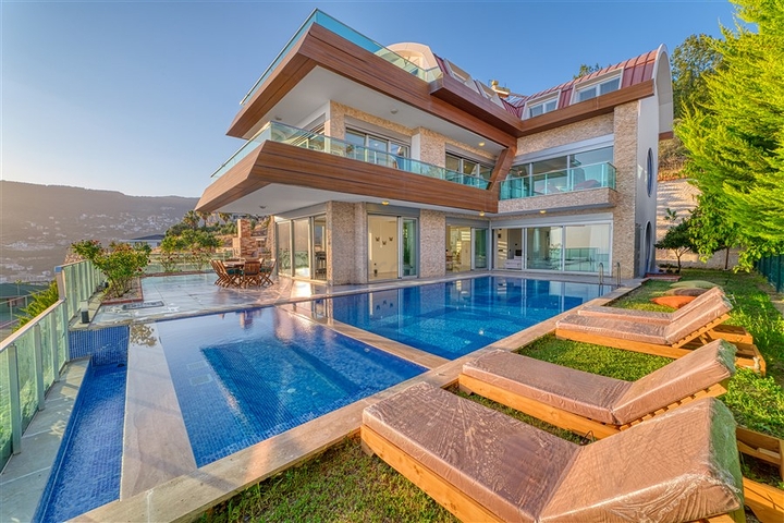 Spacious villa with panoramic sea views in the central part of Alanya