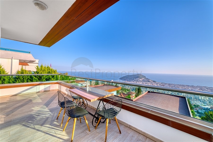 Spacious villa with panoramic sea views in the central part of Alanya