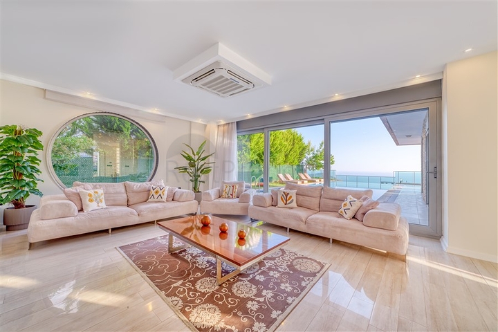 Spacious villa with panoramic sea views in the central part of Alanya