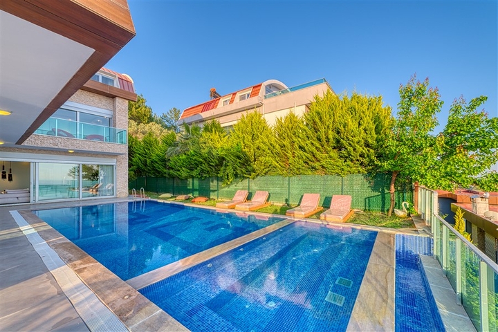 Spacious villa with panoramic sea views in the central part of Alanya